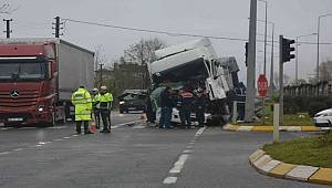 Su yüklü tır ışıklarda duramayarak önündeki tıra çarptı, 1 yaralı 