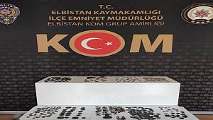Tarlasını sürerken bulduğu 501 parça tarihi eseri polise teslim etti