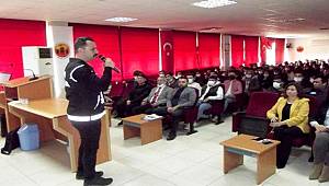 Üniversiteli öğrenciler uyuşturucuya karşı bilgilendirildi