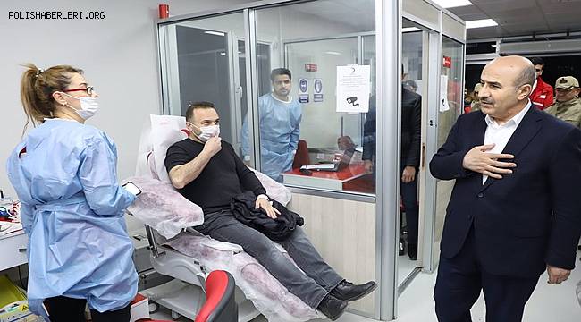 Vali Demirtaş, Jandarma Personeli İle Kızılay’a Destek Verdi 