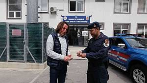 Yolda bulduğu 300 doları jandarmaya teslim etti
