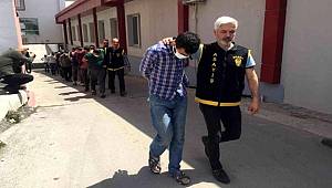 Adana'da hırsızlar önce kameralara sonra polise yakalandı