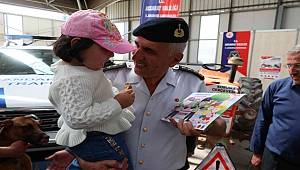 Jandarma komutanı fuarda çocuklara kitap dağıtıp jandarmayı anlattı 