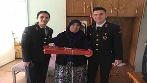 Jandarmadan Anneler Günü’nde anlamlı ziyaret