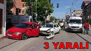 Kocaeli'de kavşakta iki otomobil çarpıştı 3 yaralı 