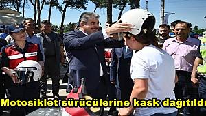 Osmaniye’de motosiklet sürücülerine kask dağıtıldı 