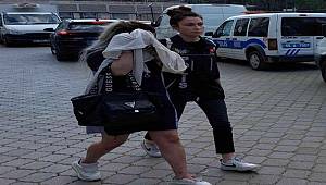 Polis aracın vites kutusuna zulalanmış halde uyuşturucu buldu, 2 gözaltı