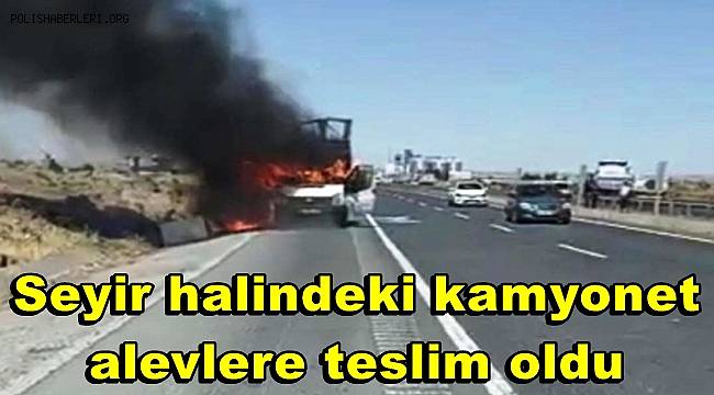 Derik'te seyir halindeki kamyonet alevlere teslim oldu 