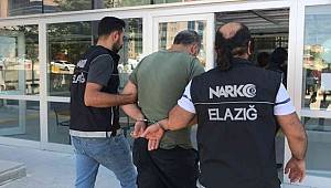 Elazığ’da ayakkabı içerisine uyuşturucu saklayan 2 şüpheli tutuklandı 