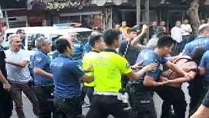 Kavgayı ayıran polis yaralandı, vatandaşlar saldırganları linç etmek istedi