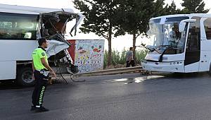 Alanya'da tur otobüsü yolcu indiren servise çarptı 
