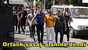 Diyarbakır'da 6 kişinin yaralandığı, 5 kişinin gözaltına alındığı kazada ortalık savaş alanına döndü