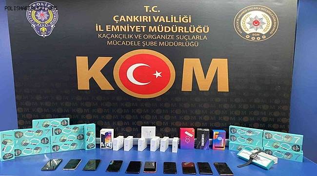 Polis ekiplerinin durdurduğu araçta çok sayıda kaçak elektronik ürün ele geçirildi 