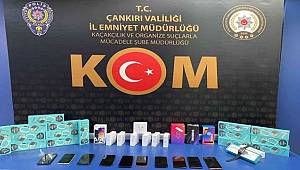 Polis ekiplerinin durdurduğu araçta çok sayıda kaçak elektronik ürün ele geçirildi 