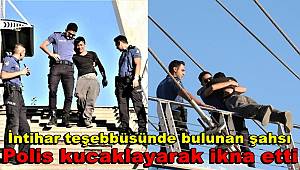 Üst geçit üzerinde intihar teşebbüsünde bulunan şahsı polis kucaklayarak ikna etti