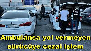 Maltepe'de ambulansa yol vermeyen sürücüye cezai işlem