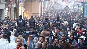 Taksim İstiklal’de vatandaşların yılbaşı yoğunluğu