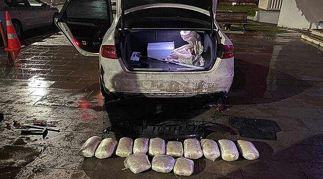 Adana'da otomobilin tamponundan 11,7 kilo esrar çıktı