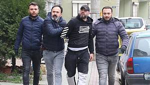 Evine düzenlenen operasyonda, çatıdan geçtiği yan binada saklanırken yakalandı 