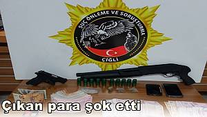 İzmir'de uyuşturucu tacirinin evinden çıkan para şok etti 