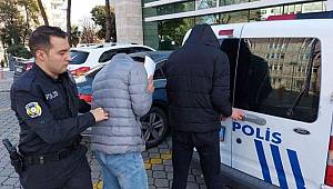 Kamyonetin arka kapısını çalıp satmaya 2 tutuklama