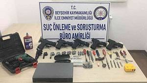 Konaklama tesisinde 5 tabanca ile çok sayıda parçası bulundu