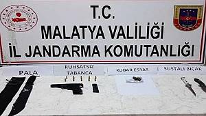 Malatya'da Uyuşturucu ve Silah Bulunan Araçtaki 4 Şüpheli Gözaltına Alındı