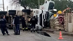 Manisa'da damperli tır devrildi, 1 ölü