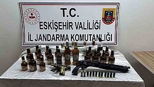 20 şişe kaçak içki ve silahla yakalandı