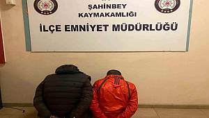 Kepenklerini araçla çarpıp kırdıkları işyerini soydular 