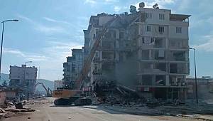 Nurdağı’nda ağır hasarlı binaların yıkımı devam ediyor
