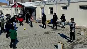Polislerden depremzede çocuklara moral