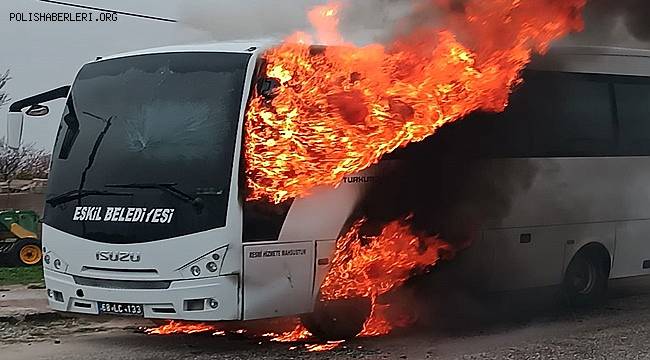 Aksaray'da 25 öğrencinin bulunduğu servis midibüsünde yangın 