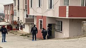 Evinde silahla başından vurulmuş halde bulundu