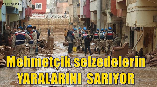Mehmetçik selzedelerin yaralarını sarıyor 