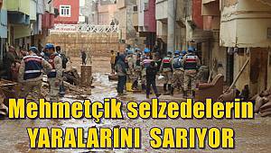 Mehmetçik selzedelerin yaralarını sarıyor 