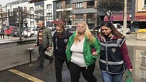 Başörtülü kadınlara hakaret eden kadın adliyeye sevk edildi
