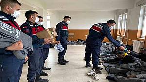 İzmir jandarması 32 göçmen ve 1 insan kaçakçısı yakaladı 