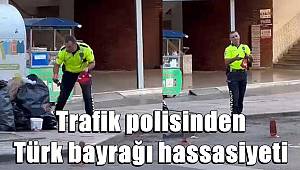 Trafik polisinden Türk bayrağı hassasiyeti; o anlar kamerada 