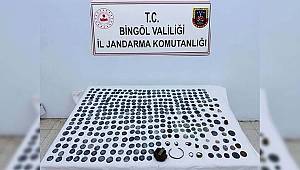 Bingöl'de 2 gök taşı ile 373 tarihi eser ele geçirildi
