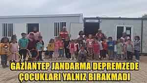 Gaziantep'te Jandarma Ekipleri Depremzede Çocukları Yalnız Bırakmadı