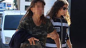 Asılı bayrağı indirip, üzerine bastı, akli dengesi bozuk çıktı 