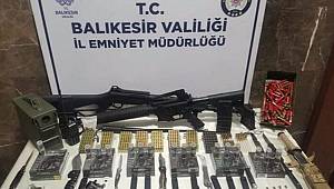Evde 2 tabanca, 2 tüfek, 11 bıçak ve tarihi sikkeler ele geçirildi