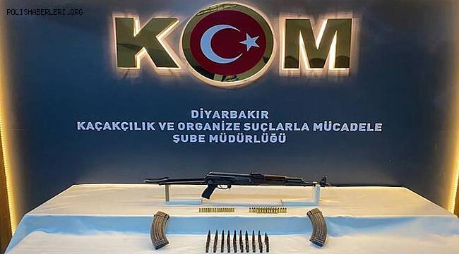 Gece kulübünde duvardaki gizli bölmeden uzun namlulu silah çıktı 