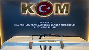 Gece kulübünde duvardaki gizli bölmeden uzun namlulu silah çıktı 