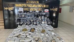 Polisin takiple durdurduğu minibüsten 303 kilo skunk çıktı