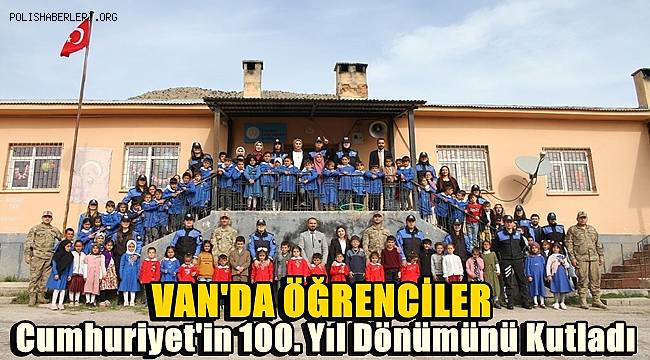 Van'da öğrenciler Cumhuriyet'in 100. yıl dönümünü kutladı