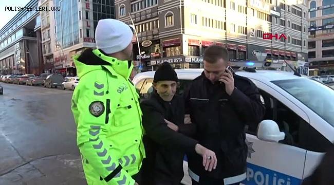 Bastonu kırılan görme engelliyi gideceği yere polis götürdü 