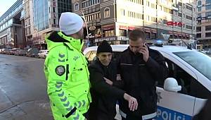 Bastonu kırılan görme engelliyi gideceği yere polis götürdü 