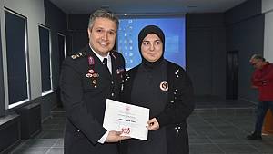 Giresun'da Cumhuriyet temalı resim yarışmasında birinci olan öğrenciye ödül 